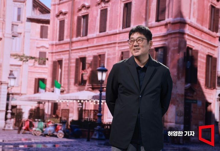 네이버 장준기 테크 플랫폼 부문장이 성남시 분당구 네이버 본사에서 아시아경제와 인터뷰하며 크리에이터 영상 촬영을 위한 모션스튜디오에 유럽풍의 배경화면을 띄워 보여주고 있다. 허영한 기자