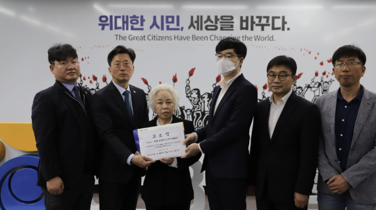 (왼쪽부터) 이광원·최기영 민주사회를위한변호사모임 광주전남지부 사무처장, 고 조사천씨 유가족, 고 최미애씨 유가족, 김대인 광주시 5·18민주과 진상규명팀장, 박진우 5·18기념재단 기록진실부장. 5·18기념재단 제공