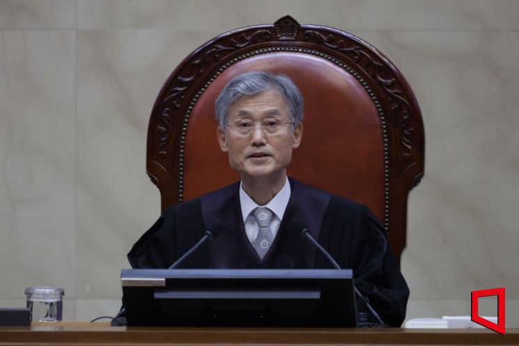 조희대 대법원장이 1일 오후 더불어민주당 이재명 대선 후보의 공직선거법 사건 전원합의체 선고를 위해 서울 서초구 대법원 대법정에 입장해 장내 정돈을 선언하고 있다. 2025.05.01 사진공동취재단
