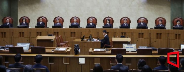 조희대 대법원장을 비롯한 대법관들이 1일 오후 더불어민주당 이재명 대선 후보의 공직선거법 사건 전원합의체 선고를 위해 서울 서초구 대법원 대법정에 입장해 자리에 앉아 있다. 2025.05.01 사진공동취재단