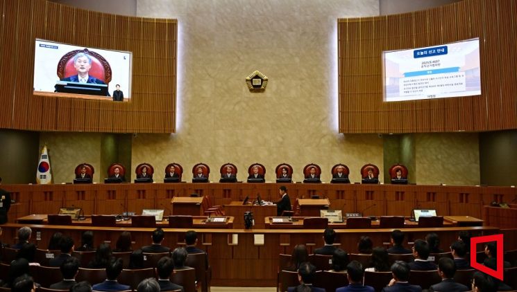 조희대 대법원장을 비롯한 대법관들이 1일 오후 서울 서초구 대법원에서 이재명 더불어민주당 대선 후보의 공직선거법 위반 사건 상고심 선고를 위해 입정하고 있다. 2025.05.01 사진공동취재단
