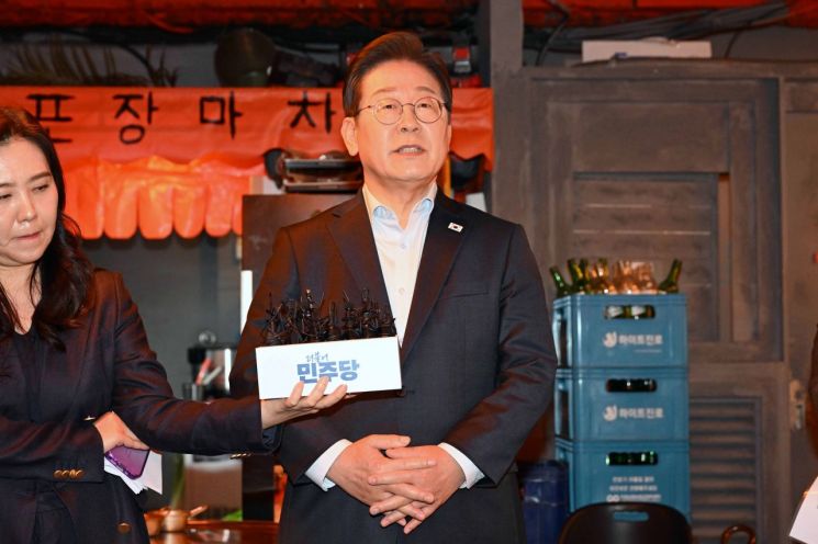 더불어민주당 이재명 대선 후보가 1일 서울 종로구의 한 포차 식당에서 '당신의 하루를 만드는, 보이지 않는 영웅들'이란 주제로 배달 라이더, 택배 기사 등 비(非)전형 노동자들과 간담회를 마친 뒤 대법원 판결에 대한 입장을 밝히고 있다. 연합뉴스