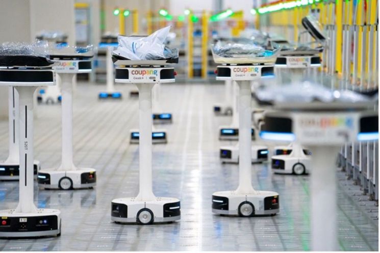 인체공학적인 설계로 분류 작업에 활용되는 소팅 로봇(sorting robots). 쿠팡 제공