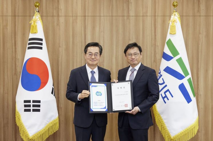 오후석 경기도평생교육진흥원장(오른쪽)이 1일 김동연 경기도지사로부터 임명장을 받은 뒤 기념사진을 찍고 있다. 경기도 제공
