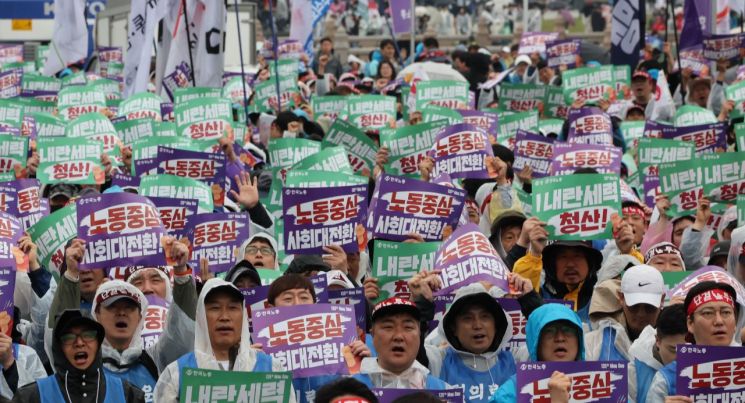 노동절인 1일 서울 종로구 광화문 동십자각 앞에서 열린 한국노동조합총연맹(한국노총) 주최 '제135주년 세계노동절 전국노동자대회'에서 참석자들이 구호를 외치고 있다. 연합뉴스