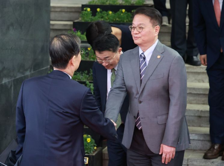 韓대행, 퇴임식 대신 직원과 차담회…"무거운 각오로 공직 떠나" 
