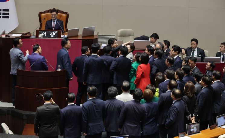 국회 '탄핵 직전' 최상목 전격 사퇴…투표불성립으로 탄핵표결 중단(상보)