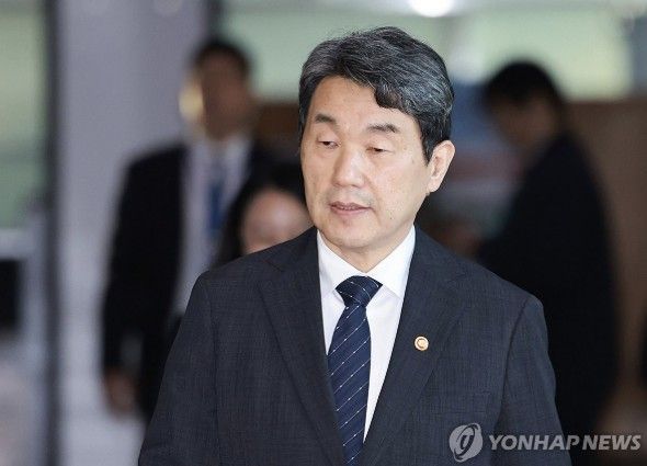 이주호 대통령 권한대행 부총리 겸 교육부 장관이 2일 정부서울청사로 출근하고 있다. 연합뉴스