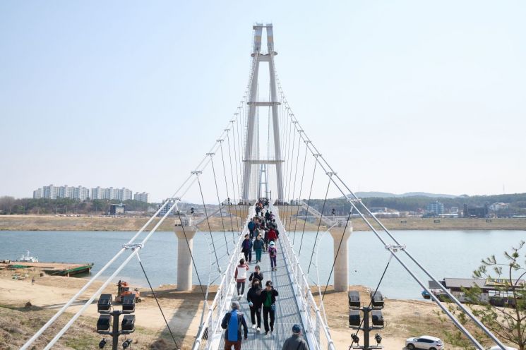 여주 남한강 출렁다리 개통…경기동부 관광산업 중심 '부상'