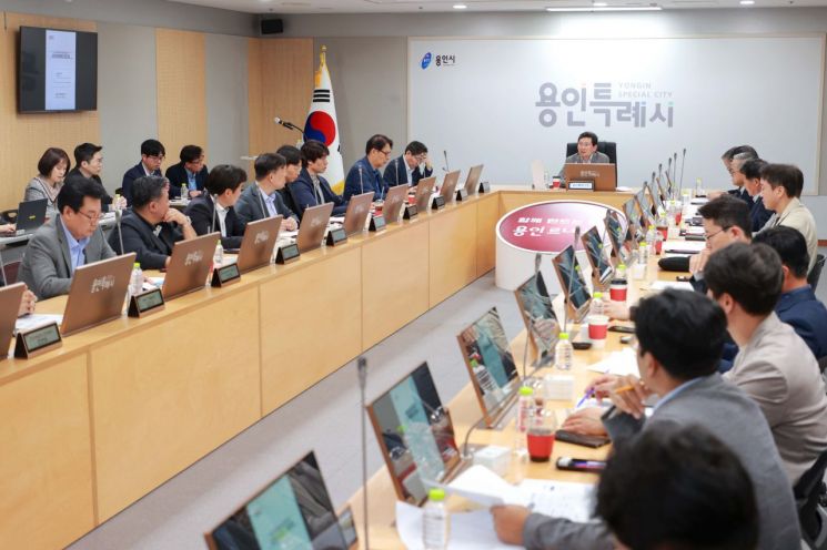 용인시가 시민프로축구단 단장 선임을 위한 공모를 실시하는 등 내년 K리그2 참가를 위한 행보를 본격화했다. 이상일 용인시장이 지난달 30일 개최된 시민프로축구단 창단준비위원회 회의를 주재하고 있다. 용인시 제공