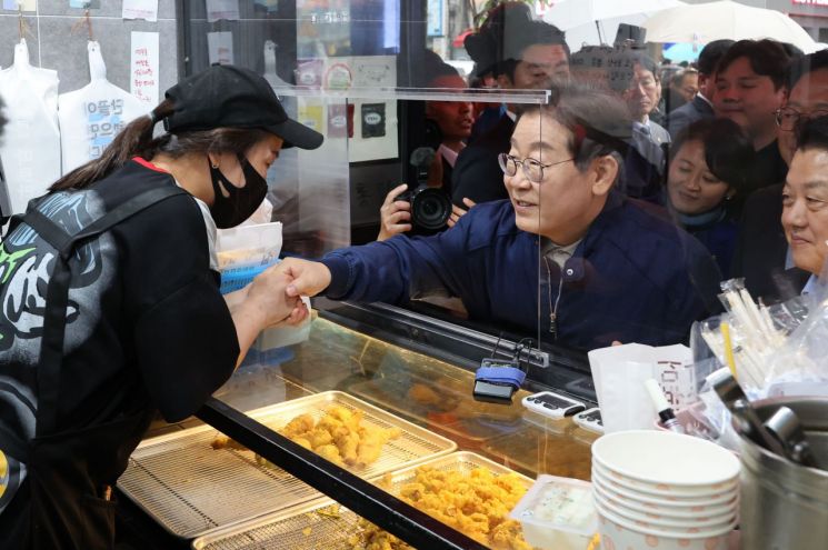 이재명 더불어민주당 대선 후보가 1일 전국 각지에서 민심을 듣는 '골목골목 경청투어'을 시작하며 경기도 포천의 한 치킨집 상인을 만나 인사하고 있다. 연합뉴스