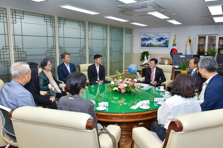 정기명 여수시장, 지역출신 행시 합격생과 축하간담회