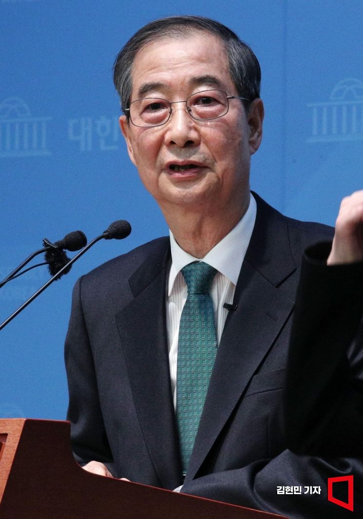 한덕수 전 국무총리가 2일 국회 소통관에서 제21대 대통령 선거 출마를 선언하고 있다. 김현민 기자