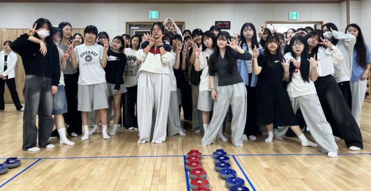 실내 프로그램에 참여한 첨단중 학생들이 활동 후 단체 기념사진을 촬영하고 있다. 광주교육청 제공