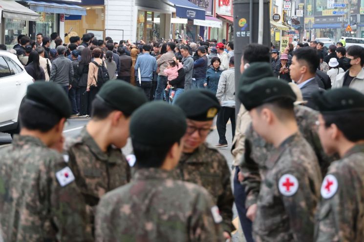 이재명 더불어민주당 대선 후보가 1일 경기도 북부 접경지역인 연천군 전곡읍을 찾자 지지 인파로 거리가 북적이고 있다. 연합뉴스
