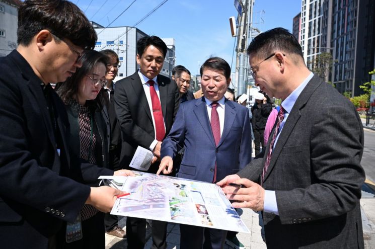 백경현 구리시장이 2일 경기도 및 경기도의회와 함께 인창천 생태하천 복원사업 현장을 합동 점검하고 있다. 구리시 제공