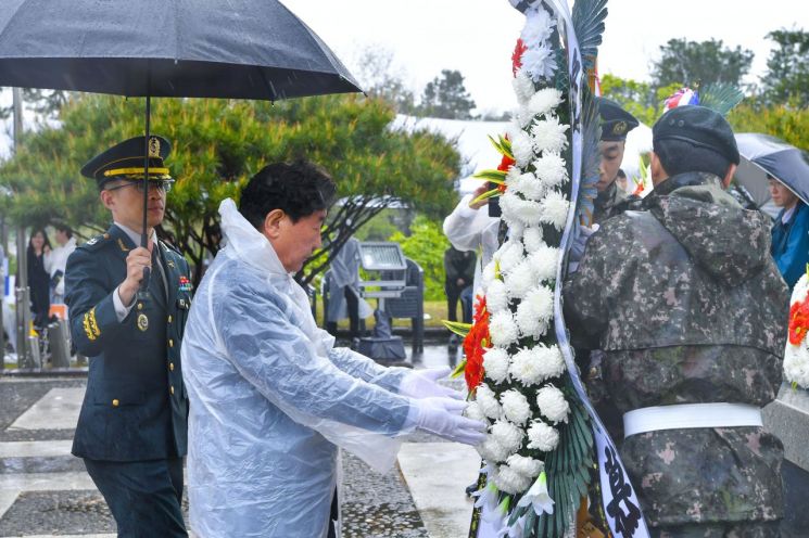 지난 1일 오후 2시, 횡성읍 보훈공원과 우천면 참전기념공원에서 열린 ‘네덜란드군 참전기념 추모행사’에서 김명기 횡성군수가 헌화하고 있다. 사진=횡성군청 제공