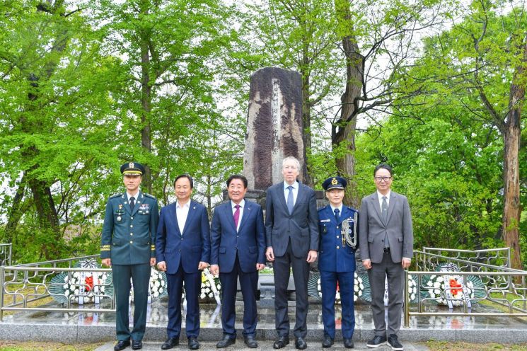 지난 1일 오후 2시, 강원특별자치도 횡성군 횡성읍 보훈공원과 우천면 참전기념공원에서 열린 ‘네덜란드군 참전기념 추모행사’를 마치고 김명기 횡성군수(왼쪽에서 세번째)와 피터 반 더 플리트 주한 네덜란드 대사(김 군수 오른쪽) 등 참석자들이 기념사진을 찍고 있다. 사진=횡성군청 제공