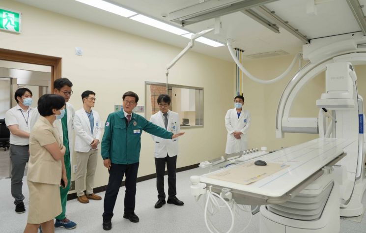 정종복 기장군수가 심뇌혈관센터에 신규 도입한 혈관촬영기에 대한 설명을 듣고 있다. 기장군 제공