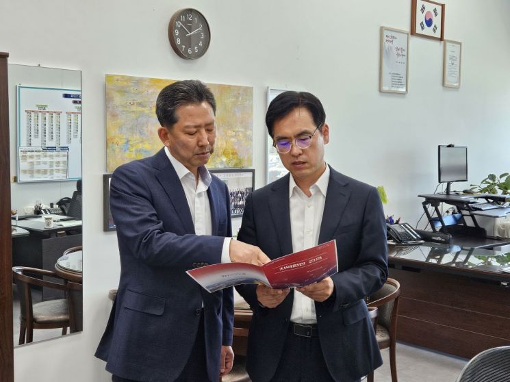 김장호 구미시장(왼쪽)이 행안부 김민재 차관보를 만나 구미시 현안을 설명 하고 있다.
