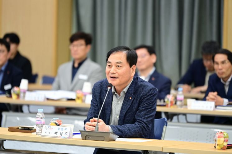 배낙호 김천 시장이 2025년 김천시 주요 현안 정책 간담회에서 발언하고 있다.