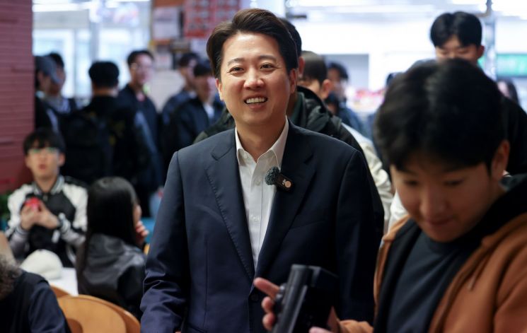 이준석 "나약한 국민의힘, 기득권 민주당은 방 빼라"