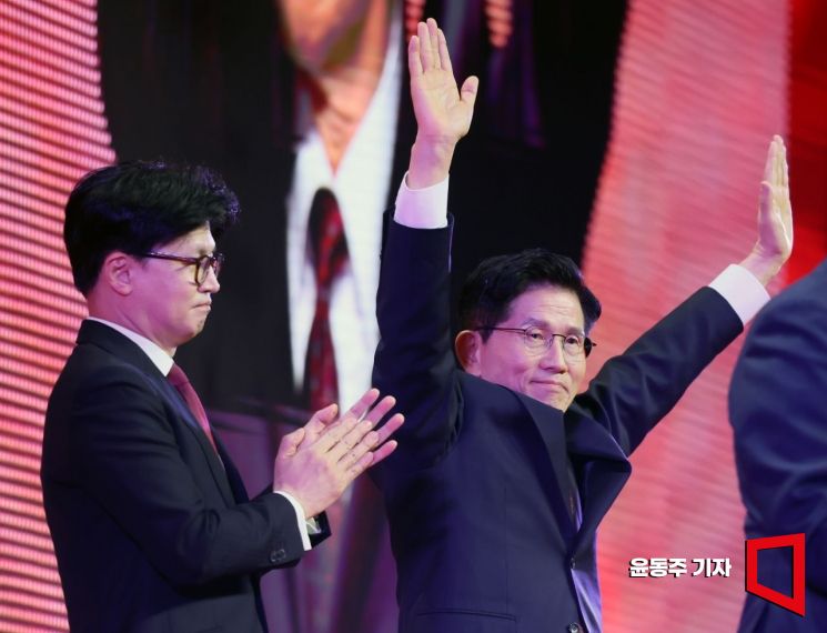 국민의힘 대선 최종후보 '반탄파 김문수'…과반 득표로 한동훈 꺾어(상보)