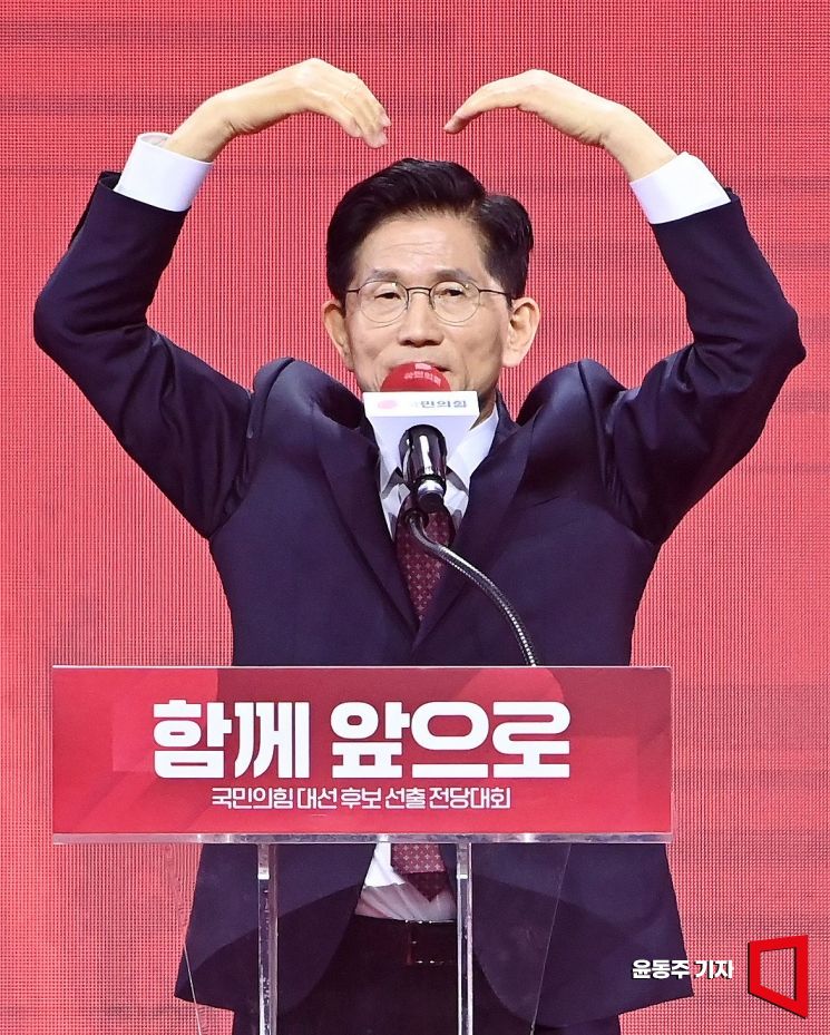 김문수 국민의힘 대통령 후보가 3일 경기 고양시 킨텍스에서 열린 5차 전당대회에서 최종 후보로 확정된 후보 수락 연설을 하고 있다. 2025.05.03 윤동주 기자