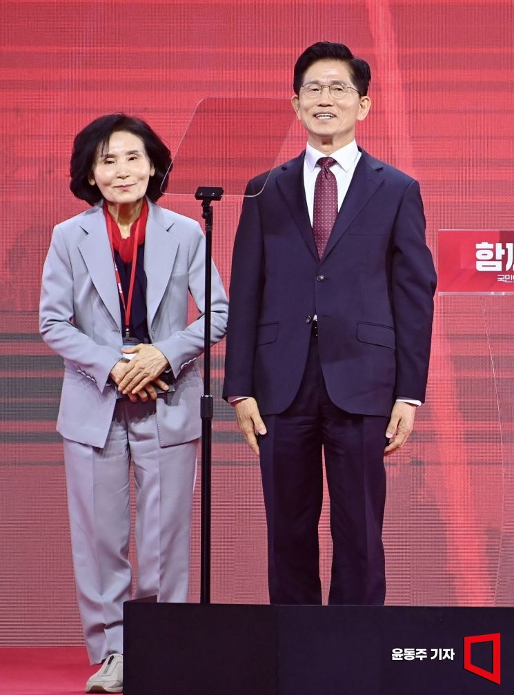 국민의힘 김문수 대선 후보가 3일 경기 일산 킨텍스에서 열린 제5차 전당대회에서 아내 설난영 여사 기념촬영을 하고 있다. 2025.05.03 윤동주 기자