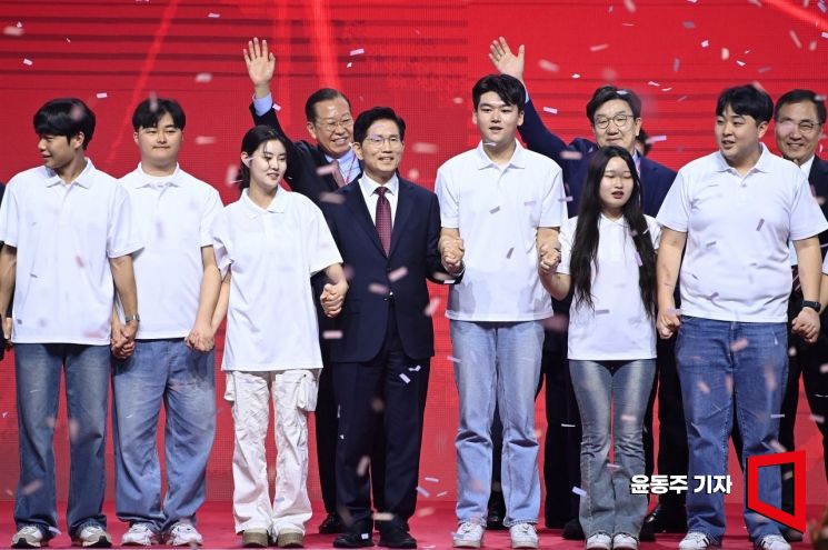 [포토] 청년당원들과 사진 찍는 김문수 후보