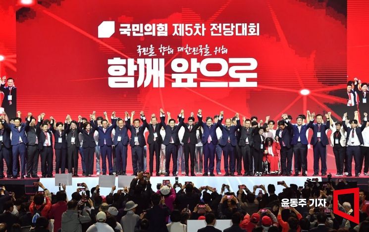국민의힘 김문수 대선 후보가 3일 경기 일산 킨텍스에서 열린 제5차 전당대회에서 권영세 비대위원장, 권성동 원내대표 등 참석자들과 기념촬영을 하고 있다. 2025.05.03 윤동주 기자