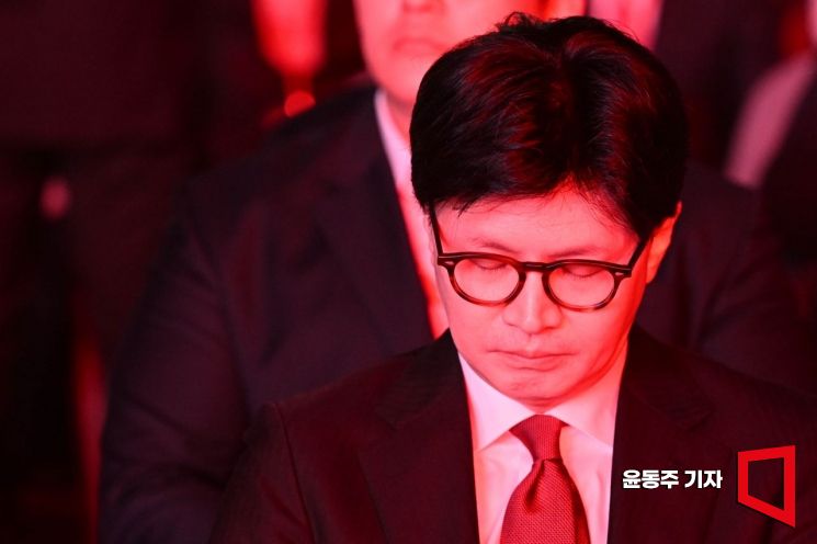국민의힘 한동훈 대선 후보가 3일 경기 일산 킨텍스에서 열린 제5차 전당대회에서 결과를 기다리고 있다. 2025.05.03 윤동주 기자