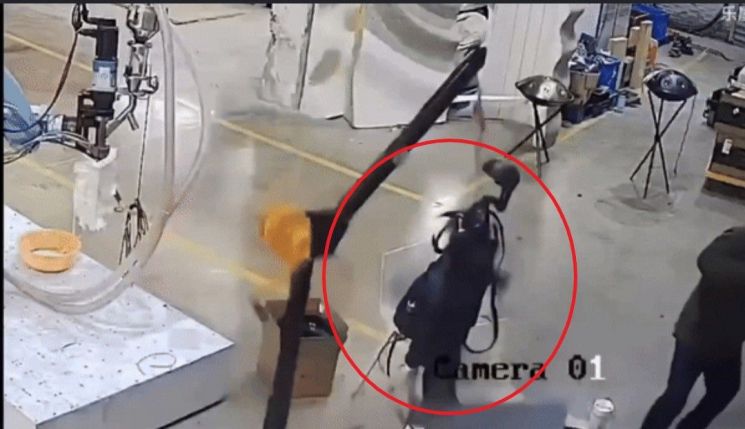 "이러다 엔지니어 잡겠네"…'통제불능' 中 휴머노이드 로봇 난동