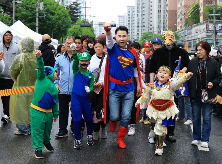 '슈퍼맨' 변신 오언석 도봉구청장...어린이들 친구 되다
