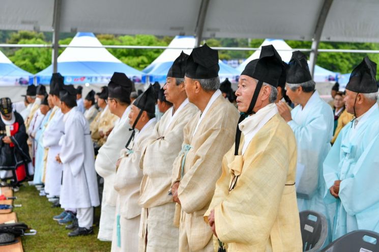 영주 3대 향교 유림들이 고유제를 지내고 있다. 영주시 제공