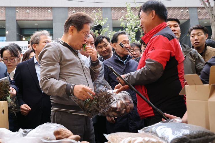 소상공인 지원대책 내놓은 이재명…"간편결제, 플랫폼 부담 낮추겠다"
