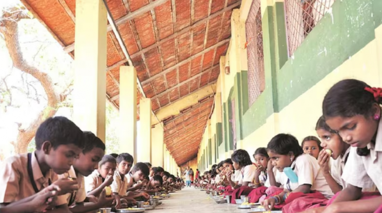 인도 학교 급식서 '죽은 뱀' 발견… 100여 명 집단 식중독