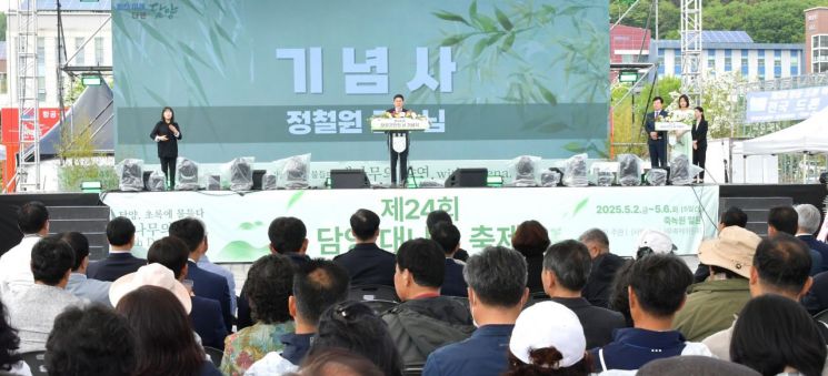 정철원 담양군수가 지난 3일 대나무축제 주무대에 마련된 '제46회 담양군민의 날' 기념 행사에서 기념사를 하고 있다. 담양군 제공