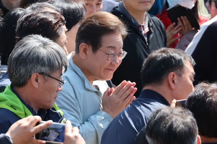 이재명 더불어민주당 대선후보가 대선을 한 달 앞둔 4일 '골목골목 경청투어 : 단양8경편' 첫 방문지인 경북 영주시 문정둔치에서 열린 한국선비문화축제장을 찾아 시민들에게 인사하고 있다. 연합뉴스