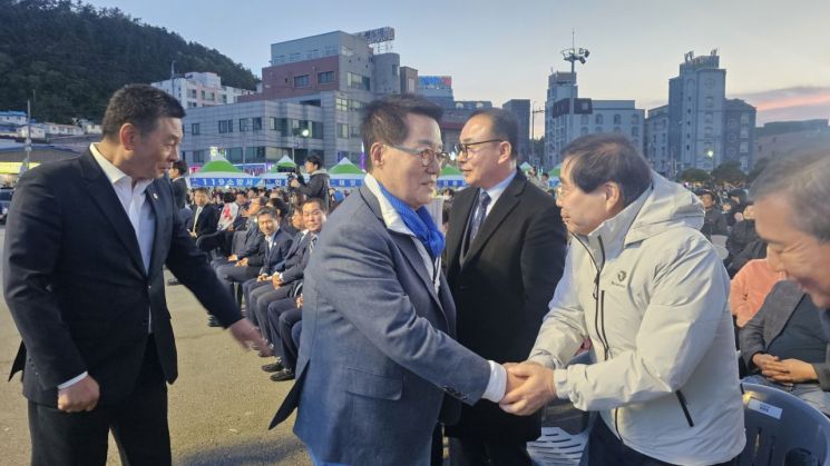 민주당 해남·완도·진도 지역의 '기본사회위원 통합 출범식'을 마친 후 행사장에 들린 박지원 의원이 군의원들과 인사를 나누고 있다. 이준경 기자