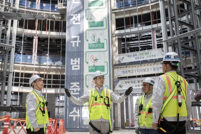 이한우 현대건설 대표(왼쪽 두 번째)가 지난달 25일 경기 수원시 현대차 하이테크센터 현장에서 안전 점검을 하고 있다. 현대건설 제공