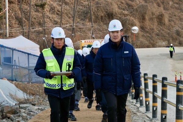 허윤홍 GS건설 대표(오른쪽)가 지난 1월 2일 충남 서산 대산임해공업용수도 건설공사 현장을 둘러보고 있다. GS건설 제공