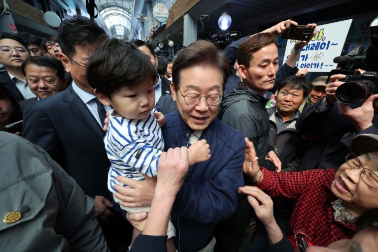 어린이날 이재명 "아동수당 지급 연령 18세 미만까지 단계적 확대"