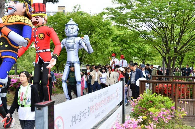 시민들이 5일 열린 제 103회 어린이날 행사장을 관람하고 있다. 김포시 제공