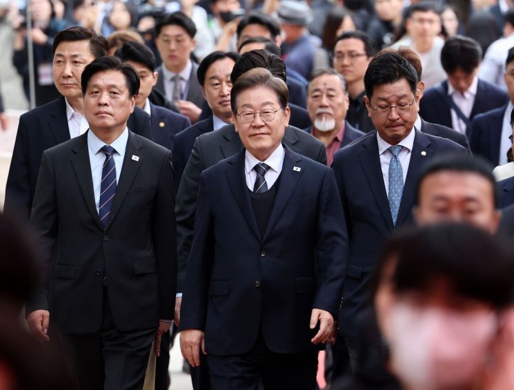 봉축법요식 참석하는 이재명 대선 후보 (서울=연합뉴스) 윤동진 기자 = 더불어민주당 이재명 대선 후보가 5일 서울 종로구 조계사에서 열린 불기 2569년 부처님오신날 봉축법요식에 참석하고 있다. 2025.5.5 mon@yna.co.kr(끝)<저작권자(c) 연합뉴스, 무단 전재-재배포, AI 학습 및 활용 금지>