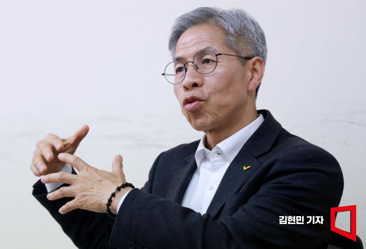 지난 23일 2차 대선 후보 TV 토론회에서 이준석 개혁신당 후보와 정치권의 혐오·갈등 문제로 공방을 벌였던 권영국 민주노동당 후보가 또다시 이 후보를 겨냥해 "약자들을 비화하고 맞서려고 하는 태도가 정말로 정치인의 태도가 맞는지 분개하지 않을 수 없었다"고 직격했다. 김현민 기자