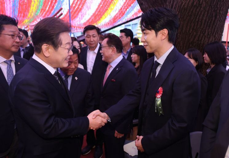 결혼 후 불교로 개종·삭발 감행한 이승기 '불자 대상'