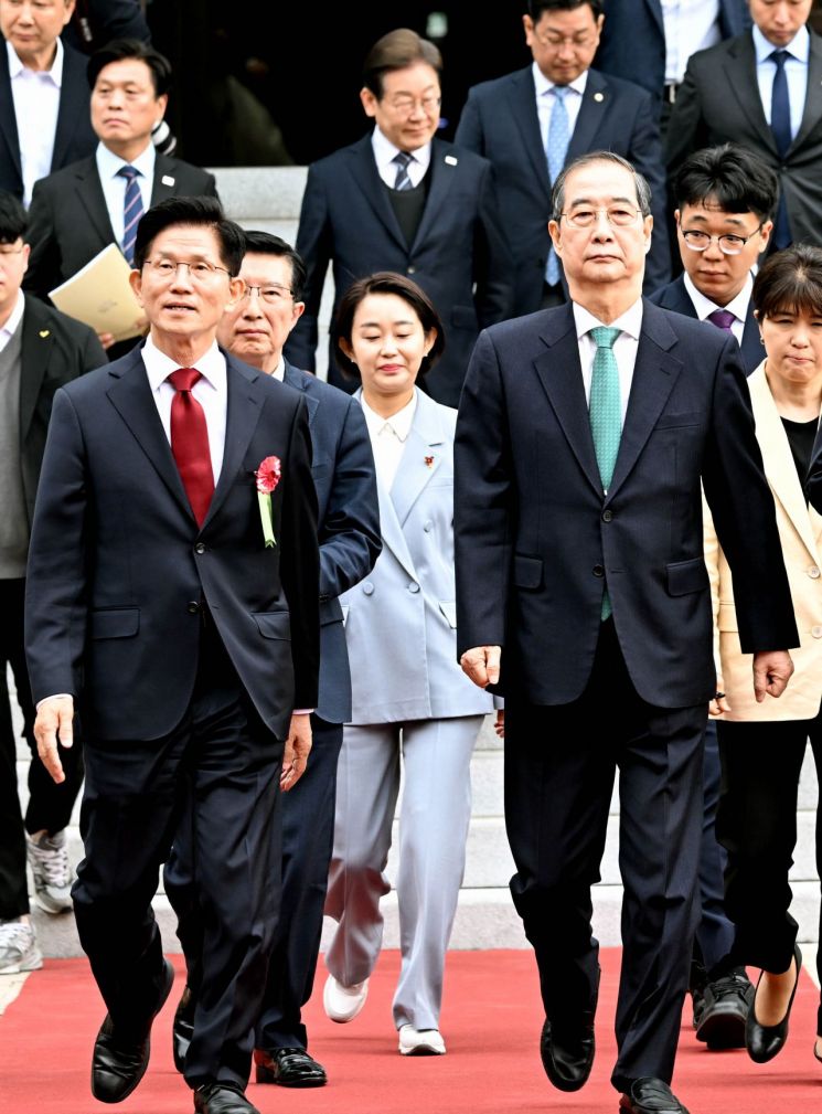 [초동시각]안갯속 대선판, 공약이 안 보인다 