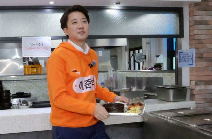 개혁신당 이준석 대선 후보가 4월 29일 경기 고양시 한국항공대학교 학생회관 식당에서 학식을 들고 이동하고 있다. 연합뉴스