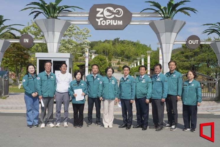 경북 안동시의회 문화관광위원회가 관광인프라시설현장방문 후 기념촬영 하고 있다.